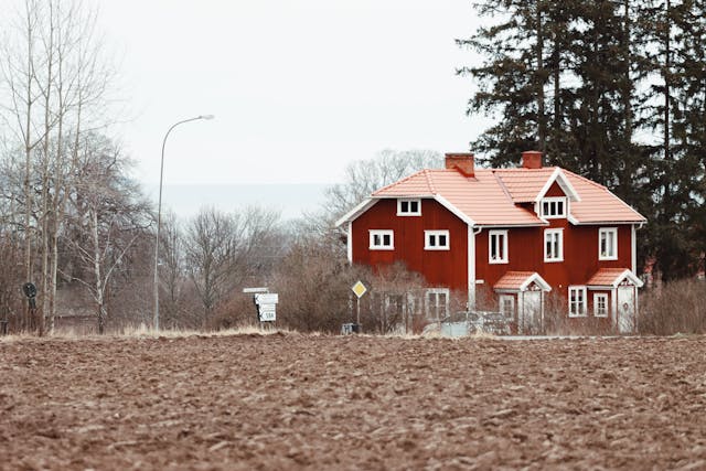 Erfaren takläggare Lerum som erbjuder plåtarbeten, takfönster och 20 års garanti på takomläggning.